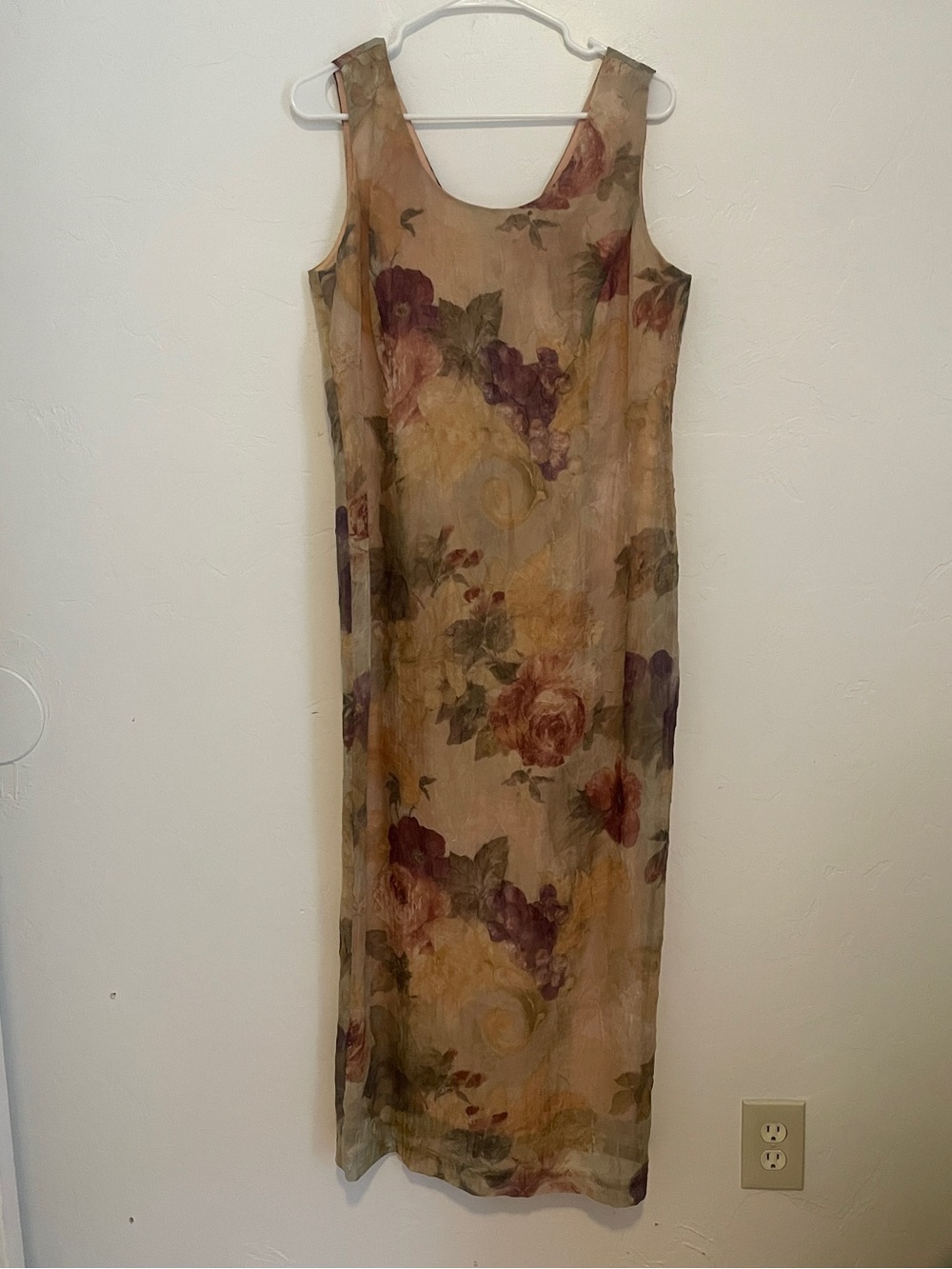 Vintage Cottagecore Floral Sleeveless Maxi Dress in Taupe and Rose